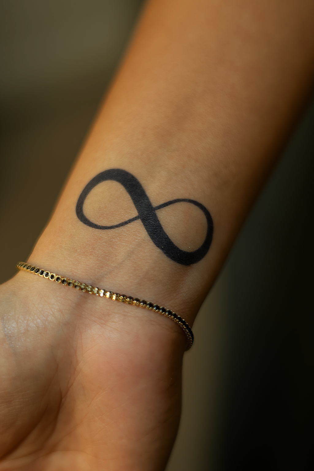Tatuaj temporar Infinit aplicat pe deget, simbol de angajament pentru cupluri
