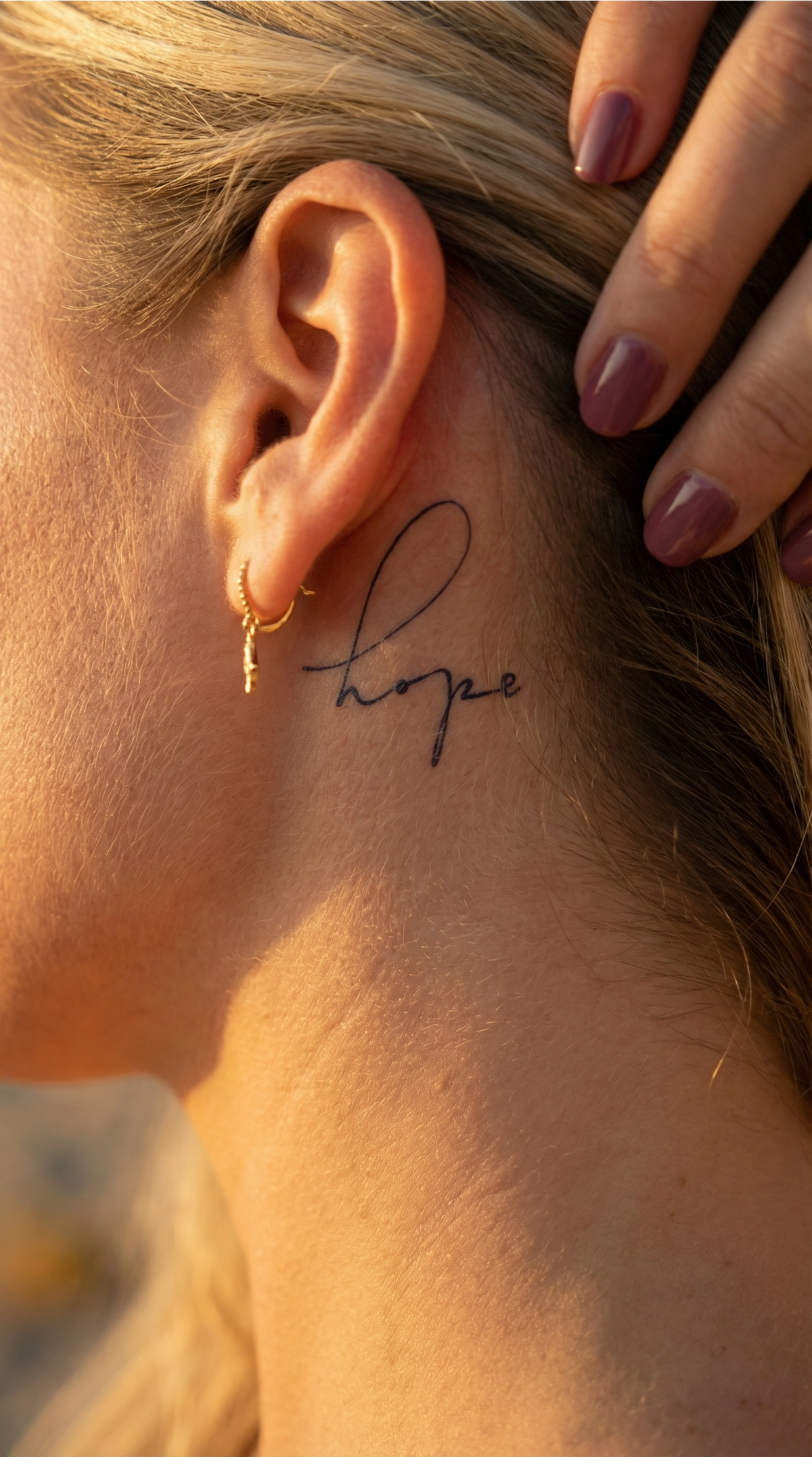 Tatuaj semipermanent Hope, model minimalist cu cuvântul hope, aplicat pe piele